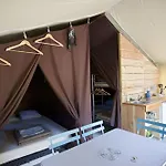 Huttopia אתר קמפינג